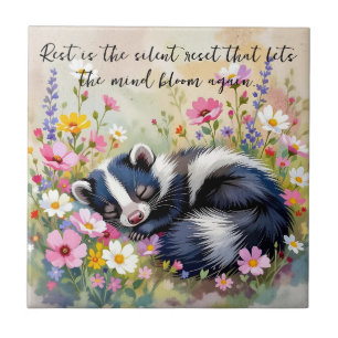 Carreau Un skunk adorable dormant dans des fleurs et citat