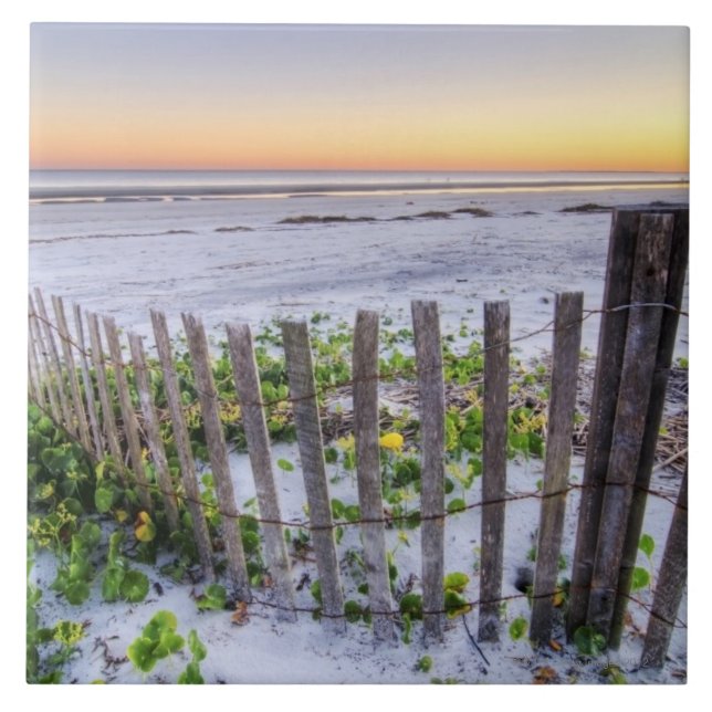 Carreau Une barrière de plage au coucher du soleil (Devant)