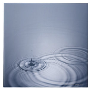 Carreau Une gouttelette simple de l'eau tombant dans un