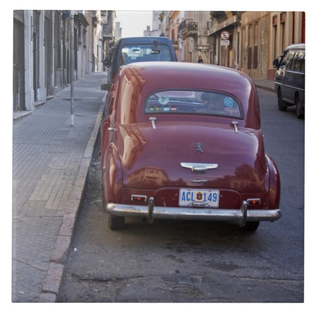 Carreau Une vieille voiture rouge classique Peugeot garée  (Devant)