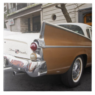 Carreau Une voiture classique Studebaker Silver Hawk garée