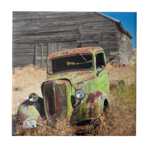 Carreau Voiture de rouillement devant la ferme abandonnée