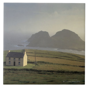 Carreau vue aérienne d'un cottage sur une colline par la