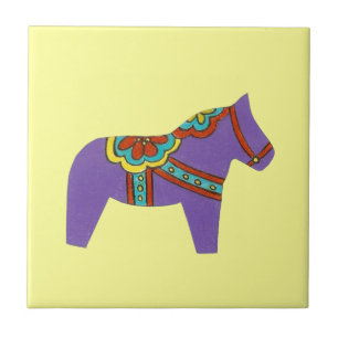 Carreaux à cheval pourpre faisant face à droite