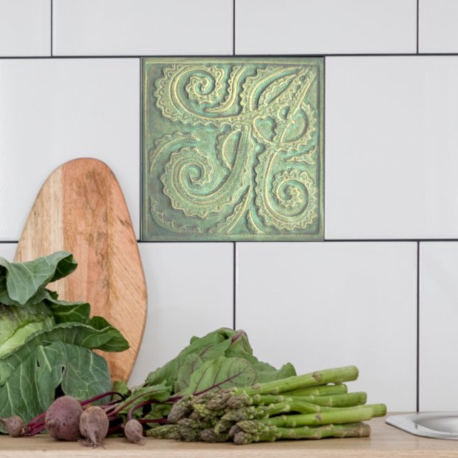 Carreaux en céramique vert de la fougère (Green Fiddlehead fern tile shown on a kitchen backsplash)