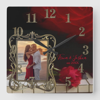 Carrée Belle horloge de photo sur des clés de piano