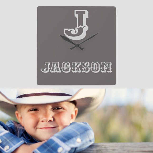 Carrée Monogramme rustique Nom du garçon Horloge de la pé (Créateur téléchargé)