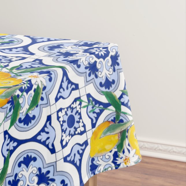Carrelage bleu, citrons, nappe en majolique (In Situ)