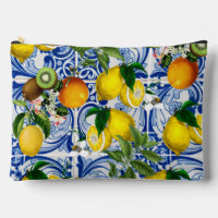 Carrelage méditerranéen et sac cosmétique citron