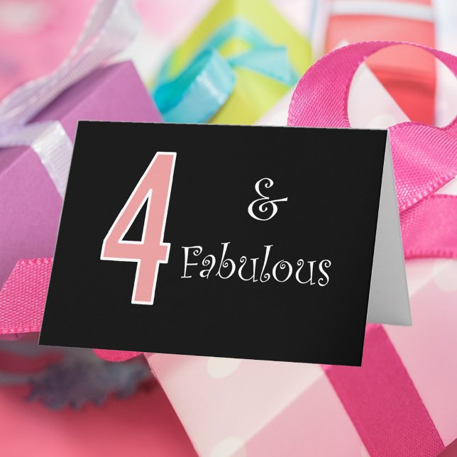 Carte 4 et fabuleux 4e anniversaire rose noir blanc (A cute birthday card that says 4 & Fabulous in pink and white on a black background)