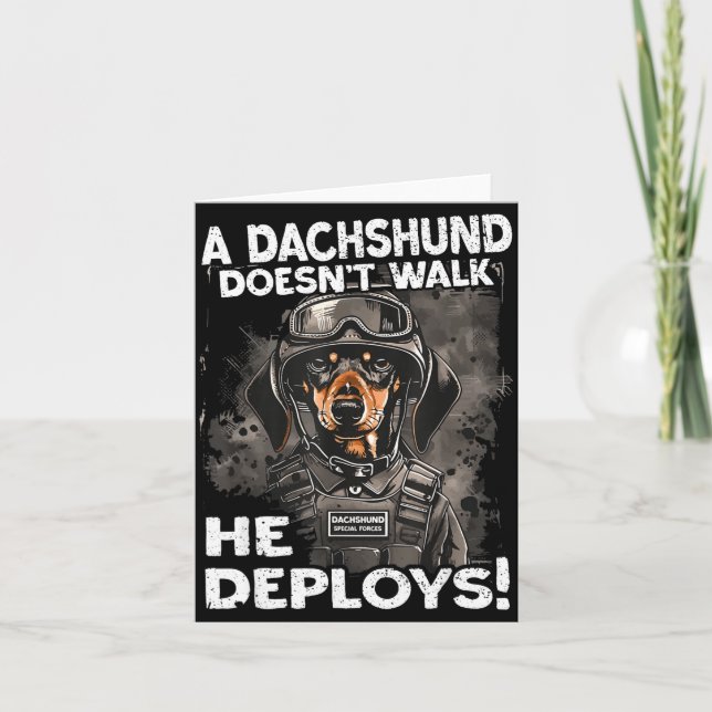 Carte A Dachshund Doesn’t Walk He Deploys _ Wiener Dog  (Devant)
