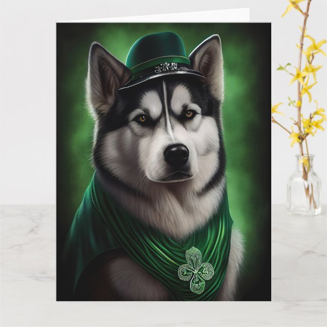 Carte Alaskan Malamute chien en robe de fête St. Patrick (Fleur jaune)