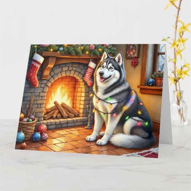 Carte Alaskan Malamute Fireplace with Christmas Lights (Fleur jaune)
