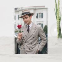 Anniversaire homme beau tenant une rose rouge