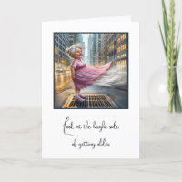Anniversaire Vielle Dame Sur City Street Vent