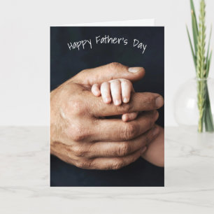 Carte Bébé de la fête des Pères et mains de Papa