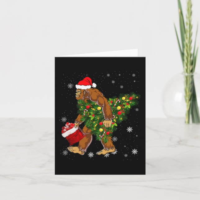Carte Bigfoot portant un arbre de Noël, adepte de Sasqua (Devant)