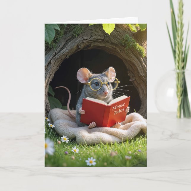 Carte Birthday Mouse Reading a Red Book On a Blanket (Devant)