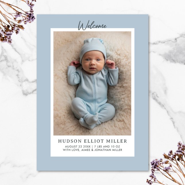 Carte bleue moderne minimaliste faire-part de nais (Modern minimalist birth announcement card in dusty blue)
