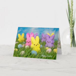 Carte Bonbons de lapin de Pâques dans l'herbe