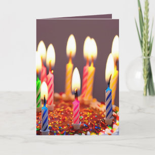 Carte Bougies d'anniversaire éclatantes sur un gâteau