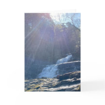 Cascade, rochers et rayons de soleil