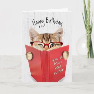 Carte Chat avec des lunettes et un livre rouge sur du bo