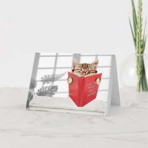 Carte Chat d'anniversaire avec lunettes et livre rouge