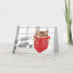 Carte Chat d'anniversaire avec lunettes et livre rouge