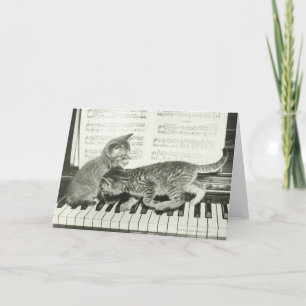 Carte Chaton deux jouant sur le clavier de piano, (B&W)