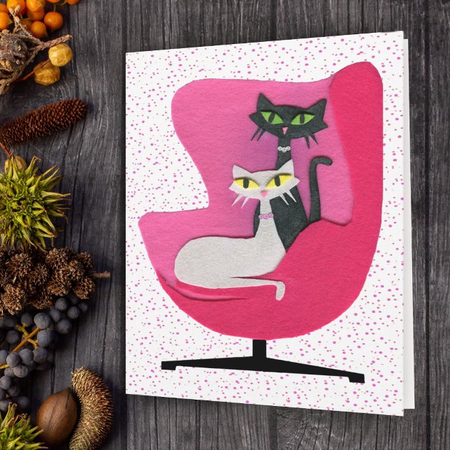 Carte Chats noirs et blancs en chaise rose sur les point (Mid century black white cats in pink chair on polka dots on note card.)