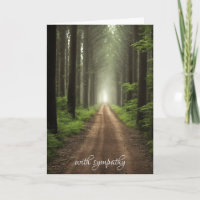 Chemin droit dans la sympathie de la forêt