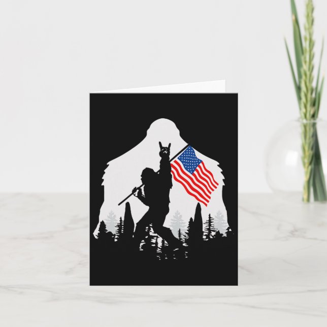 Carte Chemise de juillet Bigfoot Sasquatch Drapeau améri (Devant)