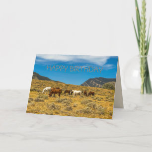 Carte Chevaux dans le champ en pente avec des montagnes