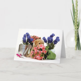 Carte Chiot de golden retriever sentant les fleurs