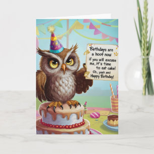 Carte Chouette portant un casquette d'anniversaire debou