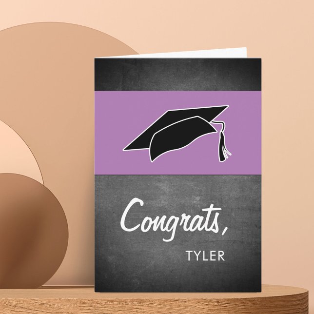 Carte Congrats violets moderne Chalkboard Graduation Cap (Créateur téléchargé)