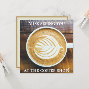 Carte Coupe de latte de café avec mousse de forme feuill