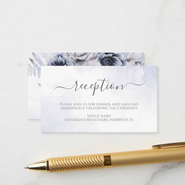 Carte D'accompagnement Aquarelle bleu Dusty Réception de mariage floral (Devant/Arrière en situation)