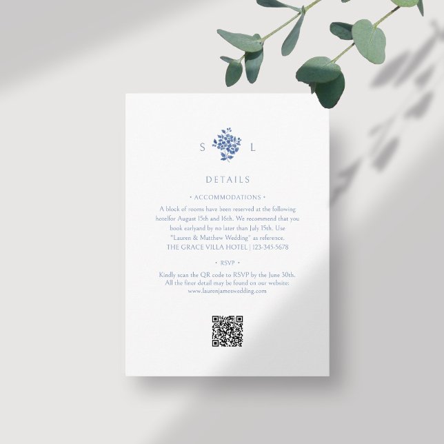 Carte D'accompagnement Blanc + bleu | Floral Monogrammé Mariage de code Q (Créateur téléchargé)