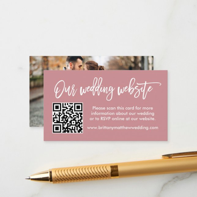 Carte D'accompagnement Brush Script Site Mariage QR Photo Dusty Rose (Devant/Arrière en situation)