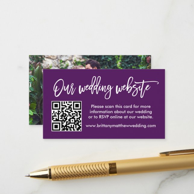 Carte D'accompagnement Brush Script Site Mariage QR Photo Purple (Devant/Arrière en situation)