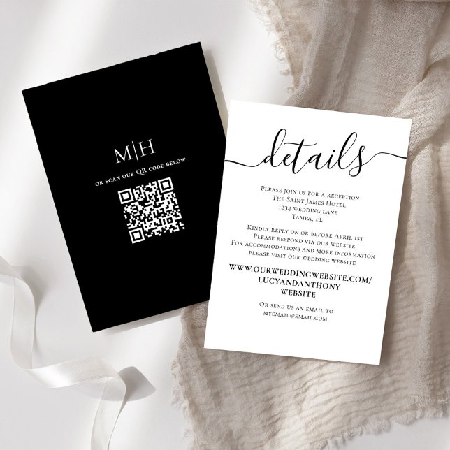 Carte D'accompagnement Détails du Mariage noir et blanc Code QR (Simple calligraphy black and white details card with QR code and monogram. )