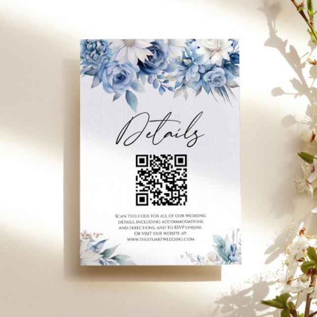 Carte D'accompagnement Dusty Blue Floral Flowers QR Code Détails du Maria (Créateur téléchargé)