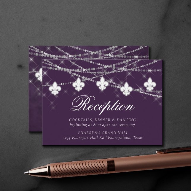 Carte D'accompagnement Fleur de Lis Eggplant Lumières pourpres | Réceptio (Créateur téléchargé)