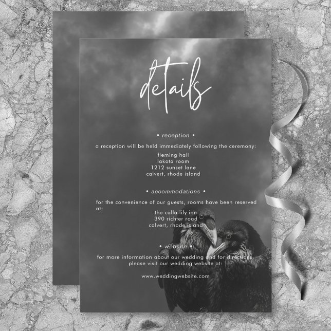 Carte D'accompagnement Gothique noir & blanc corbeau Embrasser Mariage Dé (Gothic Black & White Raven Embrace Wedding Details Enclosure Card)