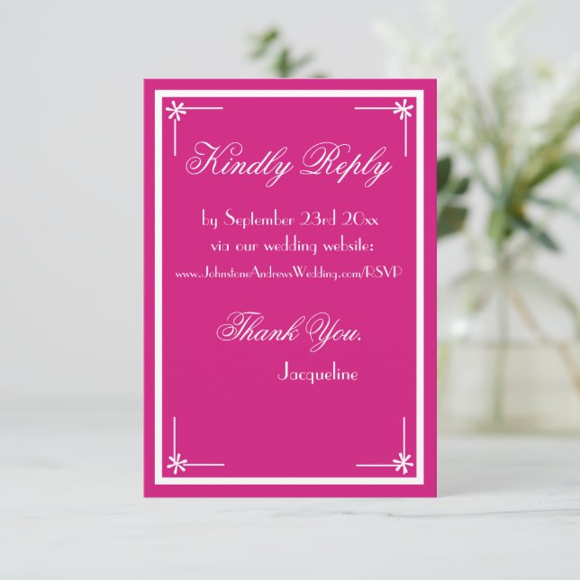 Carte D'accompagnement Magenta chic script élégant site de mariage RSVP (Debout devant)