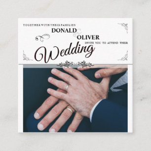 Carte D'accompagnement Mains d'un couple gay de mariage avec des anneaux