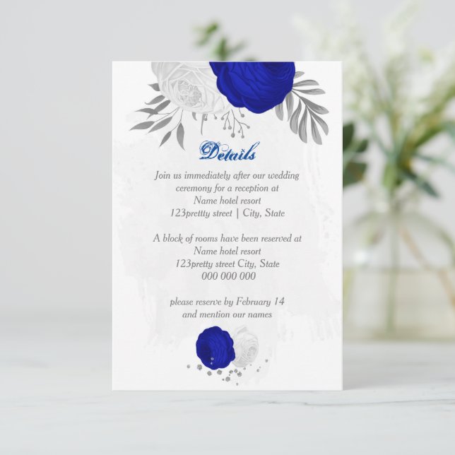 Carte D'accompagnement mariage botanique bleu royal et fleurs blanches ar (Debout devant)