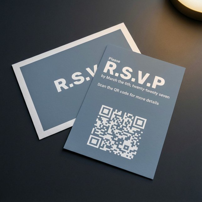 Carte D'accompagnement Mariage de code QR RSVP bleu moderne (Modern Blue RSVP QR Code Wedding Enclosure Card.)